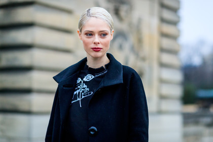 black coat, black t shirt, pulled back hair, red lips, wet hair, fashion week, frenchystyle, FW, jonathan paciullo, street style, PFW, PARIS, SPRING SUMMER 2017, SS 17, HAUTE COUTURE, atmosphere details, detail, horizontal, portrait, coco rocha, model