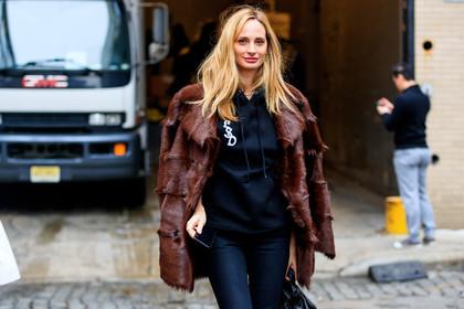 black bag, black pants, black sweater, brown fur, brown jacket, fur jacket, hoodie, leather bag, over the shoulder, trousers, street style, jonathan paciullo, FW, frenchystyle, fashion week, NYFW, NEW YORK, AUTUMN WINTER 2018-2019, AW 18-19, FALL WINTER 2018-2019, FW 18-19, atmosphere details, horizontal, detail