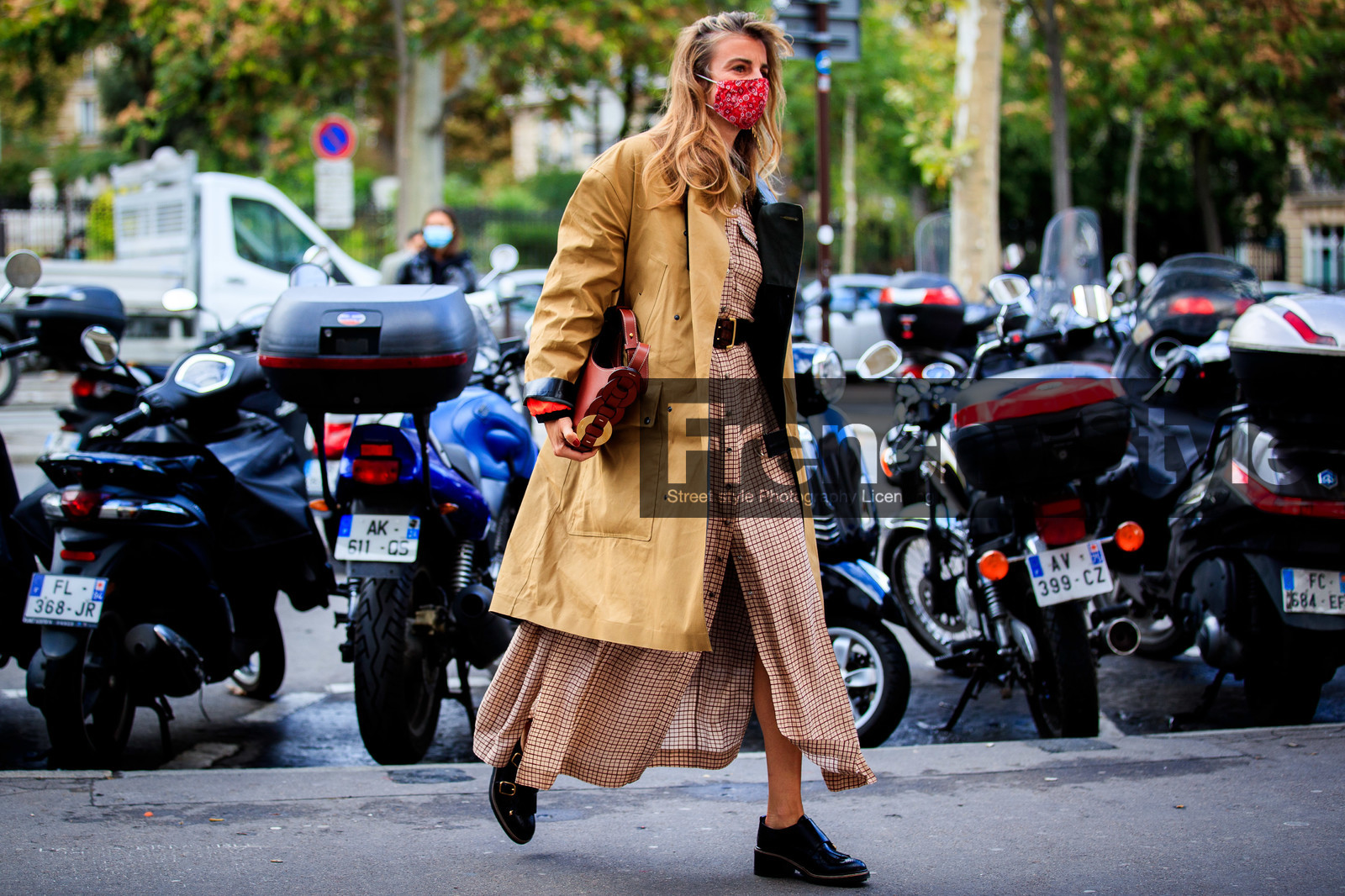 sonia sieff, camel trenchcoat, camel parka, brown leather bag, checked dress, burgundy dress, white dress, belted dress, long dress, black leather derbies, button dress, chloe bag, chloe jacket, chloe look, chloe dress, chloe shoes, covid face mask, fashion week, frenchystyle, FW, jonathan paciullo, street style, PFW, PARIS, SPRING SUMMER 2021, SS 21, horizontal, atmosphere details, full length