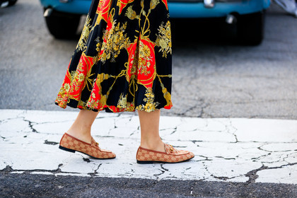beige shoes, black skirt, graphic skirt, gucci, leather shoes, loafers, printed skirt, yuwei zhangzou, fashion week, frenchystyle, FW, jonathan paciullo, street style, MFW, MILAN, AUTUMN WINTER 2019-2020, AW 19-20, FALL WINTER 2019-2020, FW 19-20, atmosphere details, detail, horizontal