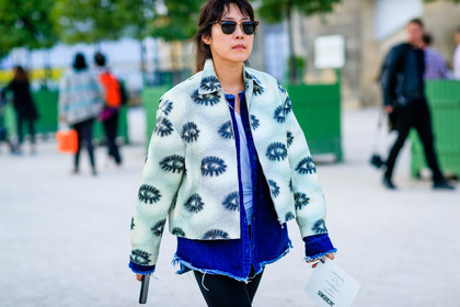 atmosphere details, blue denim, denim shirt, detail, fashion week, frenchystyle, FW, horizontal, jonathan paciullo, PARIS, PFW, printed jacket, ray ban, SPRING SUMMER 2017, SS 17, street style, sunglasses, white jacket
