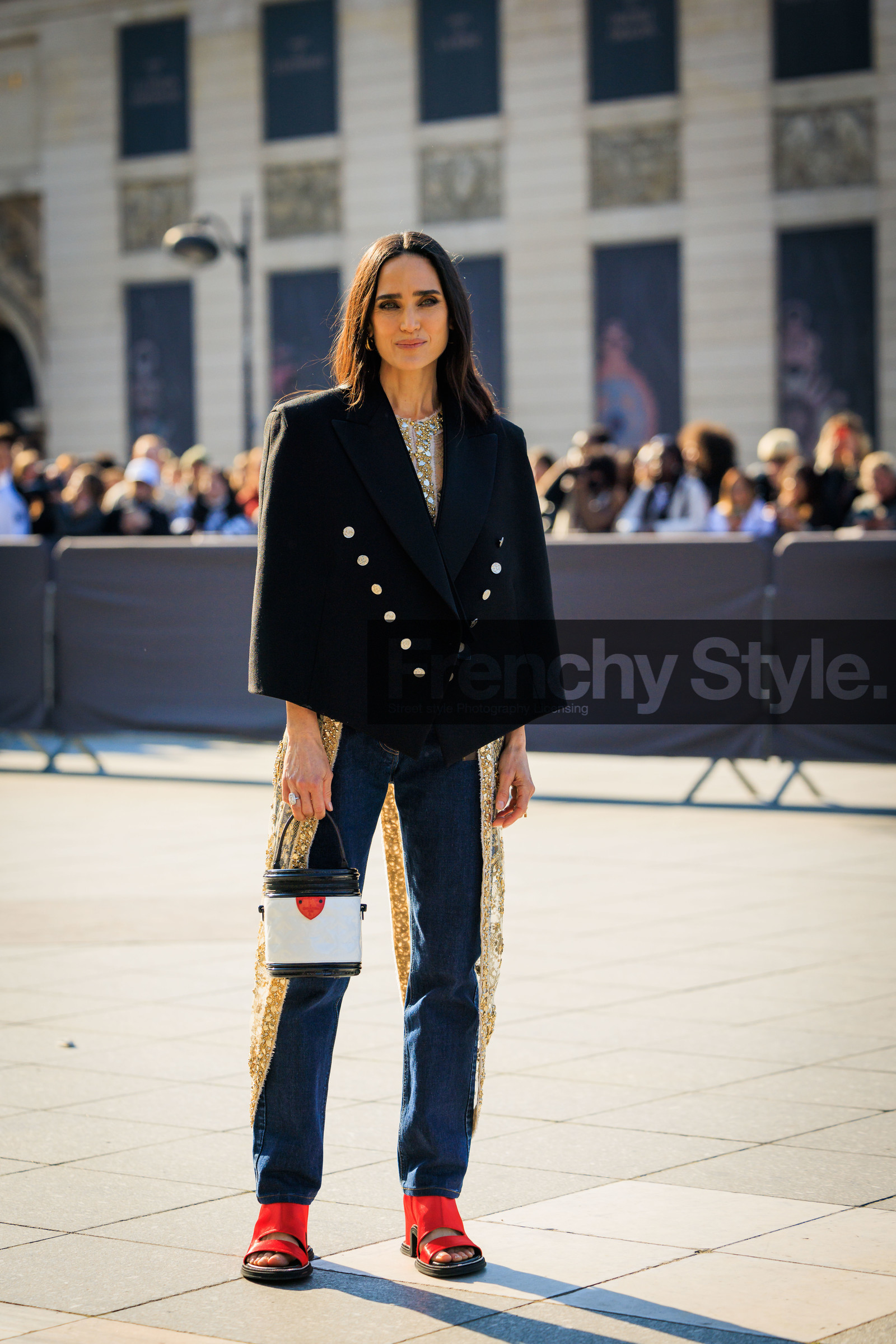 black cape, buttoned cape, embroidered top, louis vuitton, shiny pants, jeans, golden embroidered pants, bucket bag, white bag, louis vuitton bag, silver ring, smoky eyes, red sandals, louis vuitton shoes, street style, jonathan paciullo, FW, frenchystyle, fashion week, AUTUMN WINTER 2022-2023, FALL WINTER 2022_2023, FW 22-23, PFW, PARIS, full length, vertical