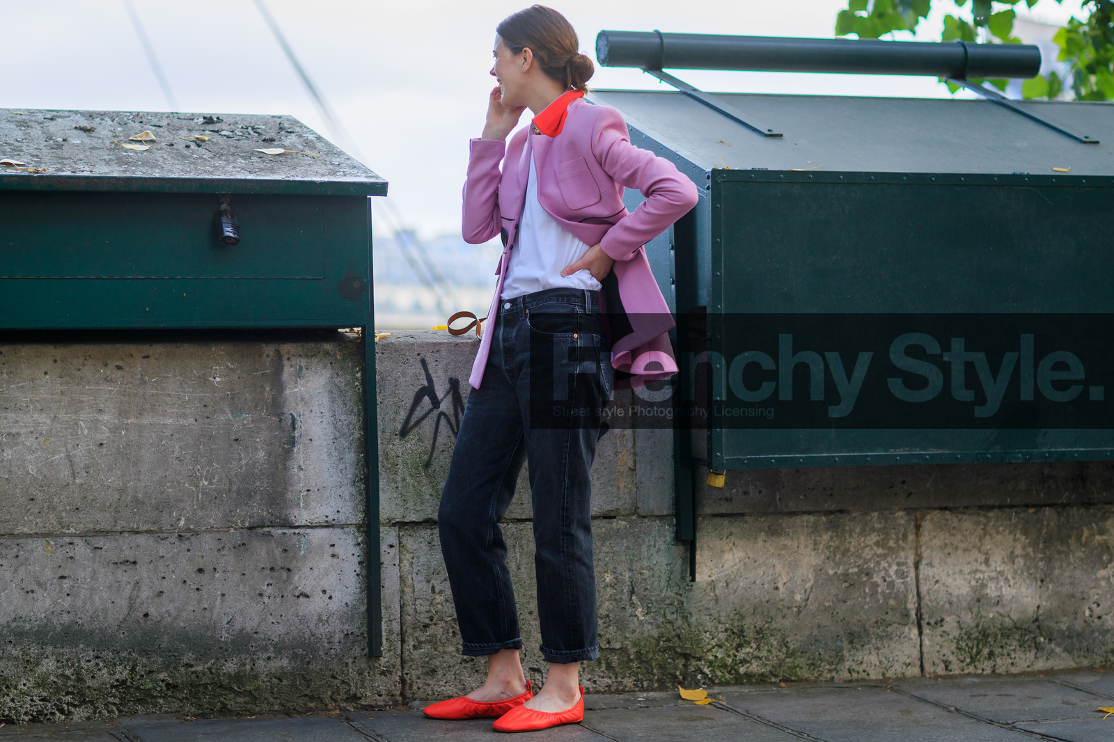 atmosphere details, ballerinas, black denim, camel bag, céline, denim pants, fashion week, frenchystyle, full length, FW, horizontal, jeans, jonathan paciullo, leather bag, leather shoes, PARIS, PFW, pink coat, red shoes, SPRING SUMMER 2017, SS 17, street style, trousers
