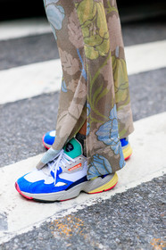 adidas, beige pants, blue sneakers, floral, flowers, graphic pants, leather shoes, printed pants, trousers, fashion week, frenchystyle, FW, jonathan paciullo, street style, NYFW, NEW YORK, SPRING SUMMER 2019, SS 19, vertical, detail, atmosphere details