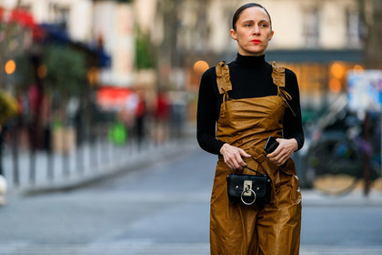 black bag, black sweater, brown jumpsuit, leather bag, red lips, trousers, PARIS, PFW, street style, jonathan paciullo, FW, frenchystyle, fashion week, AUTUMN WINTER 2019-2020, AW 19-20, FALL WINTER 2019-2020, FW 19-20, horizontal, atmosphere details, detail