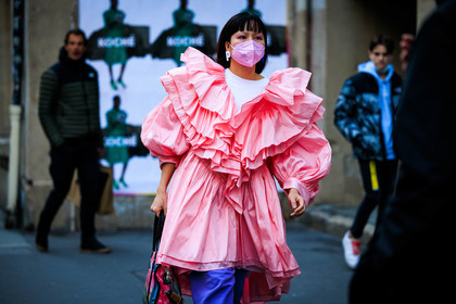 ruffle dress, pink dress, purple pants, pink mask, multicolor handbag, letter earrings, fashion week, frenchystyle, FW, jonathan paciullo, street style, AUTUMN WINTER 2022-2023, FALL WINTER 2022_2023, FW 22-23, PFW, PARIS, horizontal, atmosphere details, detail