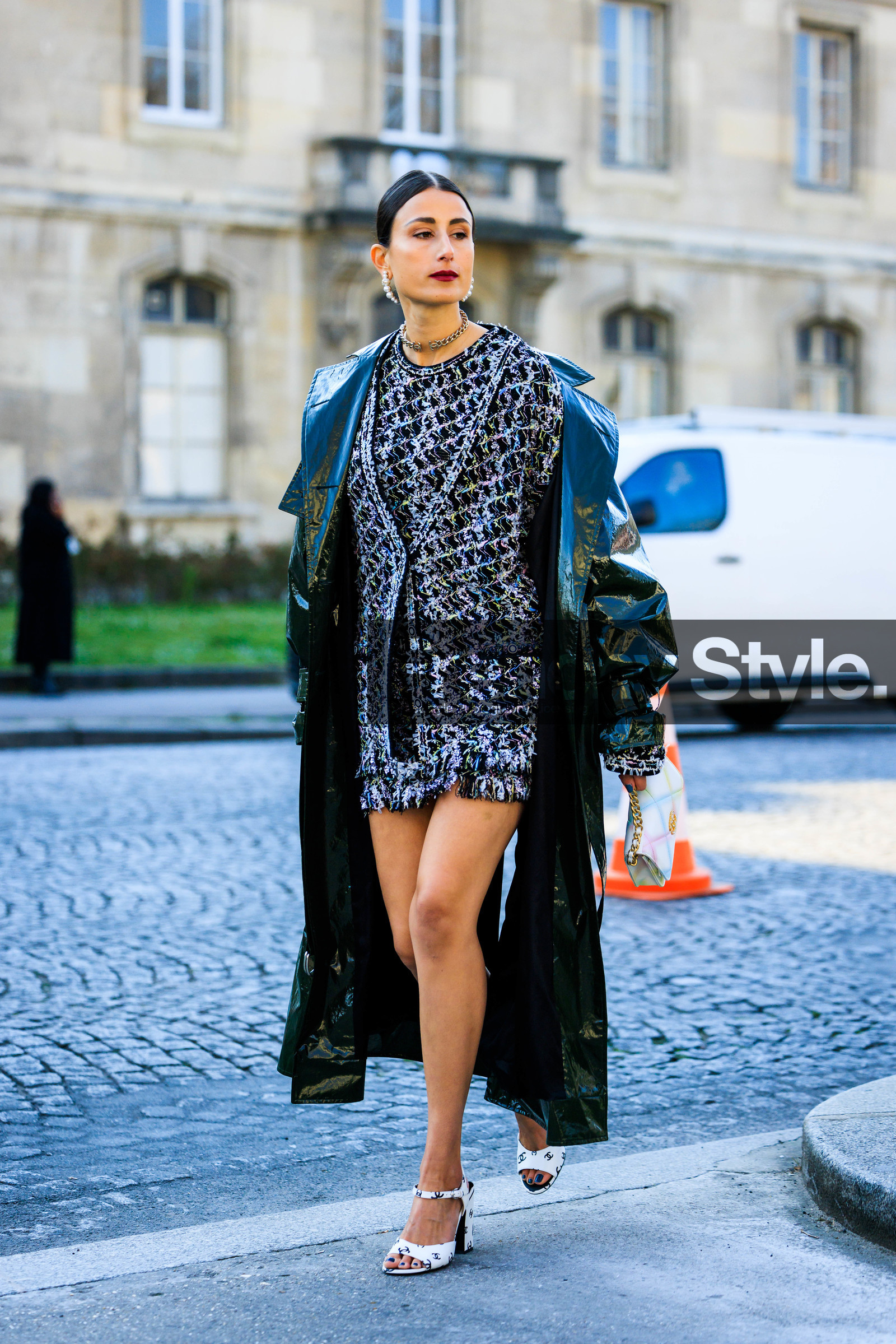 chanel, close up, make up, pearl earrings, silver choker, chanel choker, tweed dress, tweed details, julia haghjoo, street style, jonathan paciullo, FW, frenchystyle, fashion week, AUTUMN WINTER 2022-2023, FALL WINTER 2022_2023, FW 22-23, PFW, PARIS, full length, vertical