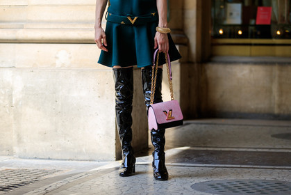 atmosphere details, black boots, detail, fashion week, frenchystyle, FW, green dress, high boots, high heels, horizontal, jonathan paciullo, kozue akimoto, leather bag, leather shoes, louis vuitton, MENSWEAR, PARIS, PFW, pink bag, SPRING SUMMER 2018, SS 18, street style, varnished leather shoes
