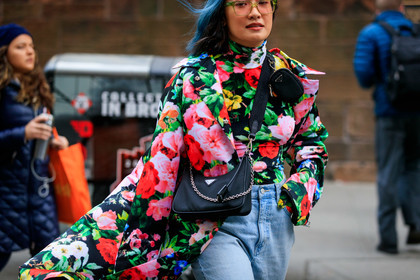 laureen uy, blue hair, dyed hair, floral printed jacket, floral printed coat, floral printed top, light blue jeans, black bag, crossbody bag, prada bag, pink jacket, pink coat, pink top, green jacket, green coat, green top, multicolor coat, multicolor jacket, multicolor top, turtleneck top, velvet top, green glasses, fashion week, frenchystyle, FW, jonathan paciullo, street style, NYFW, NEW YORK, AUTUMN WINTER 2020-2021, FALL WINTER 2020-2021, FW 20-21, horizontal, atmosphere details, detail