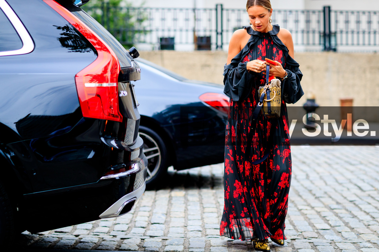 animal print, black dress, chloé, cold shoulders, floral, flowers, graphic bag, graphic dress, high heels, leather bag, leather shoes, nina suess, pleated dress, printed bag, printed dress, snake print, sunglasses, yellow bag, yellow boots, fashion week, frenchystyle, FW, jonathan paciullo, street style, NYFW, NEW YORK, SPRING SUMMER 2019, SS 19, atmosphere details, horizontal, detail