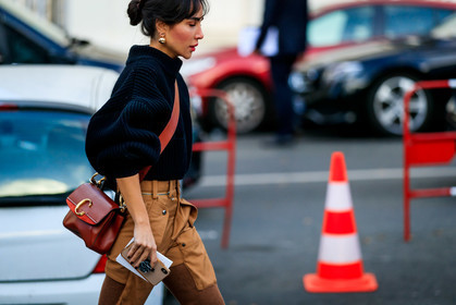 black sweater, brown pants, chloé, earrings, leather bag, red bag, trousers, PARIS, PFW, street style, jonathan paciullo, FW, frenchystyle, fashion week, AUTUMN WINTER 2019-2020, AW 19-20, FALL WINTER 2019-2020, FW 19-20, horizontal, atmosphere details, detail