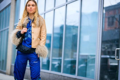 adidas, beige jacket, blue pants, blue top, fur collar, leather jacket, shearling, sweatpants, trousers, street style, jonathan paciullo, FW, frenchystyle, fashion week, NYFW, NEW YORK, AUTUMN WINTER 2018-2019, AW 18-19, FALL WINTER 2018-2019, FW 18-19, atmosphere details, horizontal, detail, laura maria wulff