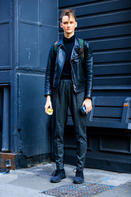 black jacket, black perfecto, black shoes, black sneakers, black sweater, Daniela Kocianova, grey pants, hairstyle, leather jacket, leather perfecto, leather shoes, model, sweatpants, tone on tone, total look black, trousers, fashion week, frenchystyle, FW, jonathan paciullo, street style, LFW, LONDON, SPRING SUMMER 2019, SS 19, vertical, full length