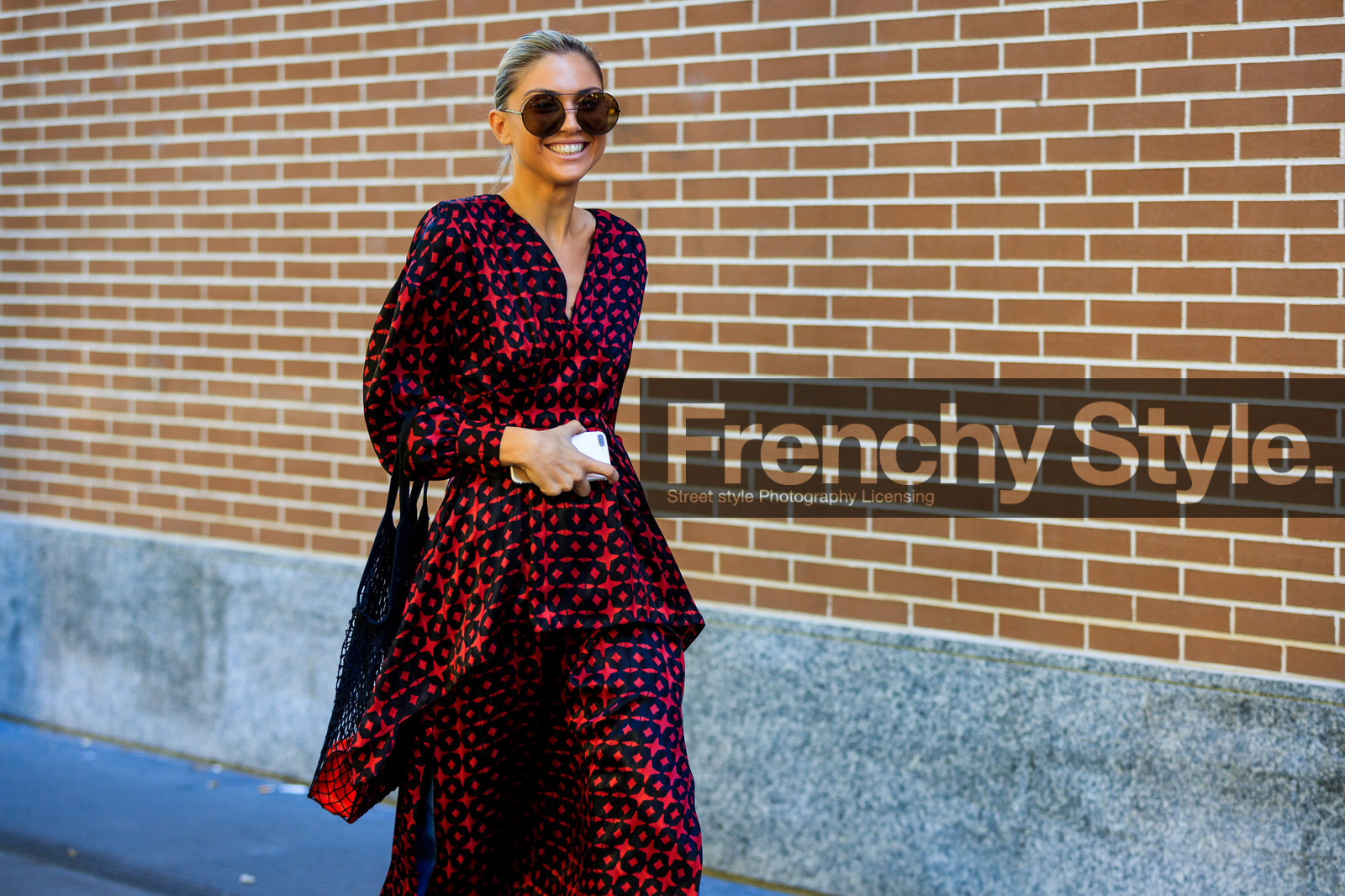 atmosphere details, black bag, detail, fashion week, frenchystyle, FW, graphic shirt, graphic skirt, horizontal, jonathan paciullo, leather bag, MFW, MILAN, net shopper, printed shirt, printed skirt, red shirt, red skirt, SPRING SUMMER 2018, SS 18, street style, sunglasses