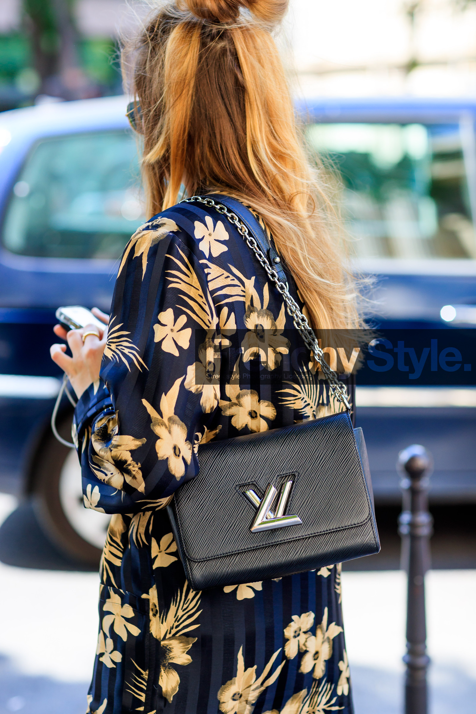 atmosphere details, back detail, black bag, blue shirt, detail, fashion week, floral, flower, frenchystyle, FW, jonathan paciullo, leather bag, louis vuitton, MENSWEAR, PARIS, PFW, printed shirt, SPRING SUMMER 2018, SS 18, street style, vertical