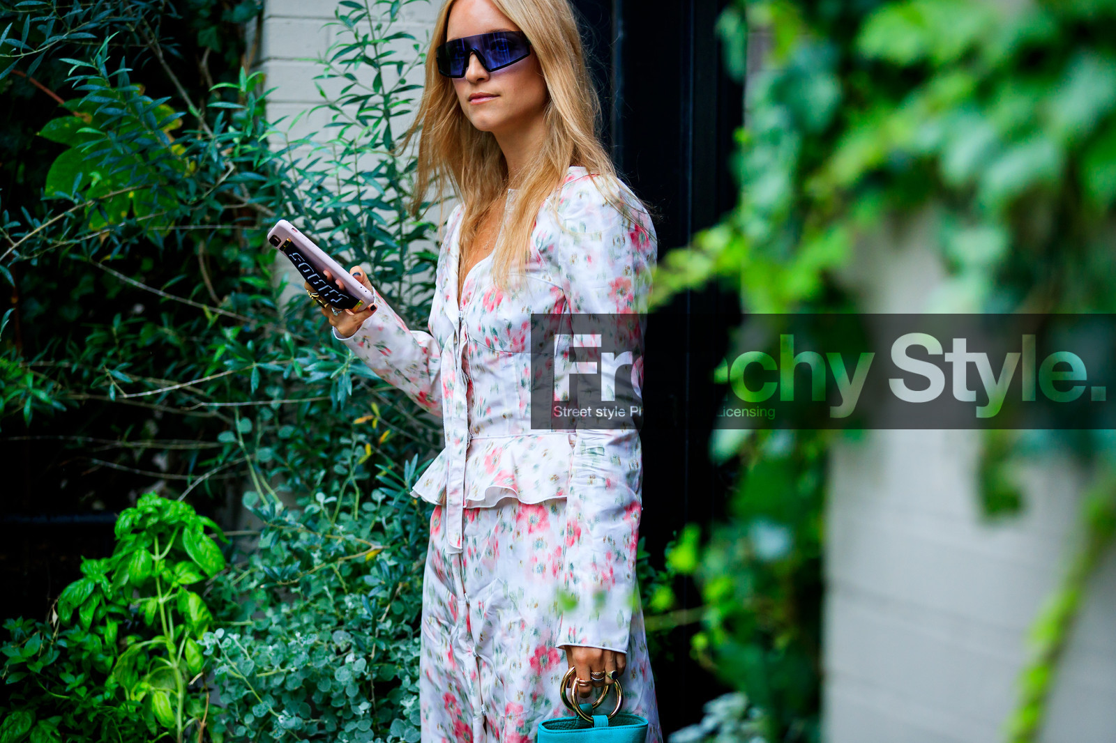 blue bag, Charlotte Groeneveld, floral, flowers, graphic dress, graphic jacket, graphic skirt, leather bag, printed dress, printed jacket, printed skirt, sunglasses, turquoise, white jacket, white skirt, street style, jonathan paciullo, FW, frenchystyle, fashion week, NYFW, NEW YORK, SPRING SUMMER 2019, SS 19, atmosphere details, horizontal, detail