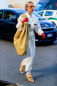 bottega veneta bag, oversize bag, big bag, shoulder bag, plaited bag, plaited leather bag, light yellow leather bag, round shape bag, hair clip, hair details, prada hair clip, heart shape hair clip, red leather gloves, white jumpsuit, gucci jumpsuit, long sleeves jumpsuit, light yellow leather shoes, light yellow leather sandals, plaited sandals, plaited slippers, aviator sunglasses, orange sunglasses, metalic frame sunglasses, gucci sunglasses, fashion week, frenchystyle, FW, jonathan paciullo, street style, MFW, MILAN, AUTUMN WINTER 2020-2021, FALL WINTER 2020-2021, FW 20-21, vertical, full length