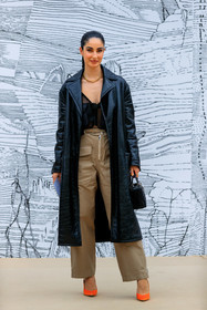 vinyl coat, vinyl trenchcoat, black coat, black trench coat, long coat, black top, fishnet top, cropped top, golden necklace, big chain necklace, chain necklace, initials necklace, beige pants, cargo pants, high waist pants, zipped pants, orange pumps, dior coat, dior necklace, dior pants, dior total look, dior trench coat, dior top, fiona zanetti, fashion week, frenchystyle, FW, jonathan paciullo, street style, PFW, PARIS, AUTUMN WINTER 2021-2022, FALL WINTER 2021-2022, FW 21-22, vertical, full length