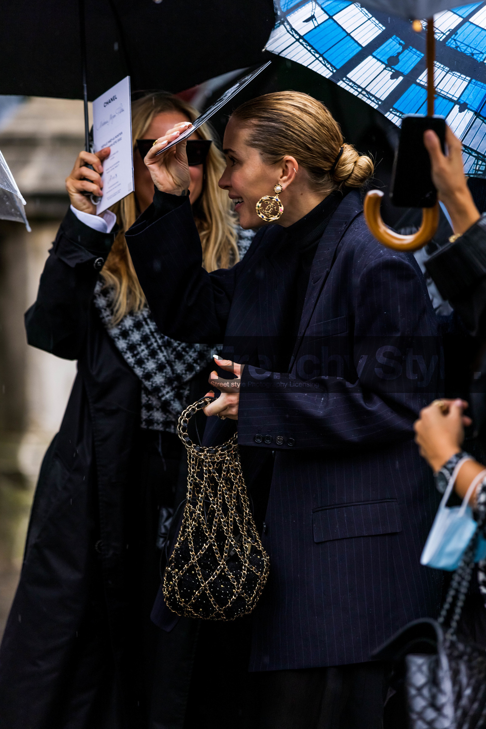 bag, blazer, chanel bag, chanel earrings, earrings, fishnet bag, gold earrings, navy blazer, Pernille Teisbaek, striped blazer, stripes, fashion week, frenchystyle, FW, jonathan paciullo, street style, PFW, PARIS, SPRING SUMMER 2022, SS 22, vertical, atmosphere details