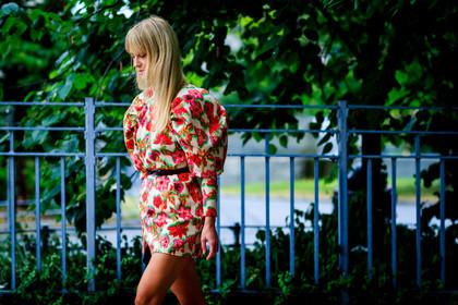 black belt, floral, flowers, graphic dress, jeanette madsen, leather belt, printed dress, street style, jonathan paciullo, FW, frenchystyle, fashion week, NYFW, NEW YORK, SPRING SUMMER 2019, SS 19, atmosphere details, horizontal, detail