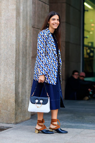 AUTUMN WINTER 2017-2018, AW 17-18, black and white bag, black shoes, blue dress, blue pants, FALL WINTER 2017-2018, fashion week, frenchystyle, full length, FW, FW 17-18, giorgia tal, golden heel, graphic jacket, high heels, jonathan paciullo, jw anderson, leather bag, leather shoes, MFW, MILAN, printed jacket, street style, vertical