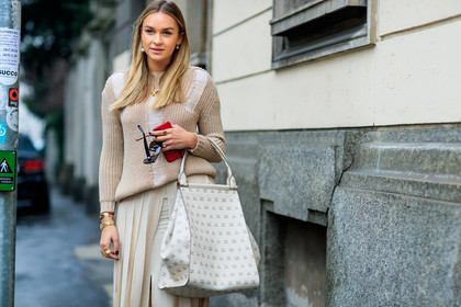 beige skirt, beige sweater, fringes, graphic bag, iphone, leather bag, max mara, printed bag, white bag, fashion week, frenchystyle, FW, jonathan paciullo, street style, MFW, MILAN, AUTUMN WINTER 2018-2019, FALL WINTER 2018-2019, FW 18-19, horizontal, atmosphere details, nina suess