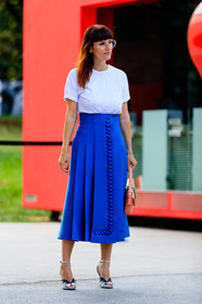 blue skirt, fashion week, frenchystyle, full length, FW, high heels, jonathan paciullo, leather bag, leather shoes, MFW, MILAN, pink bag, Sara Moschini, silver shoes, SPRING SUMMER 2017, SS 17, street style, vertical, white t shirt