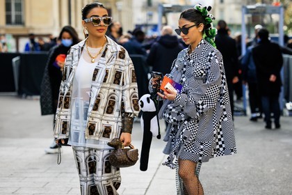 louis vuitton, sunglasses, white sunglasses, chained necklace, locked necklaces, white top, silk shirt, silk pants, logo pants, logo shirt, printed shirt, printed pants, duck shape bag, louis vuitton bag, monogram bag, golden earrings, black sunglasses, assymetric dress, black and white dress, plushies dress, panda bag, fashion week, frenchystyle, FW, jonathan paciullo, street style, PFW, PARIS, menswear, FALL WINTER 2022-2023, AUTUMN WINTER 2022-2023, FW 22-23, atmosphere details, detail, horizontal