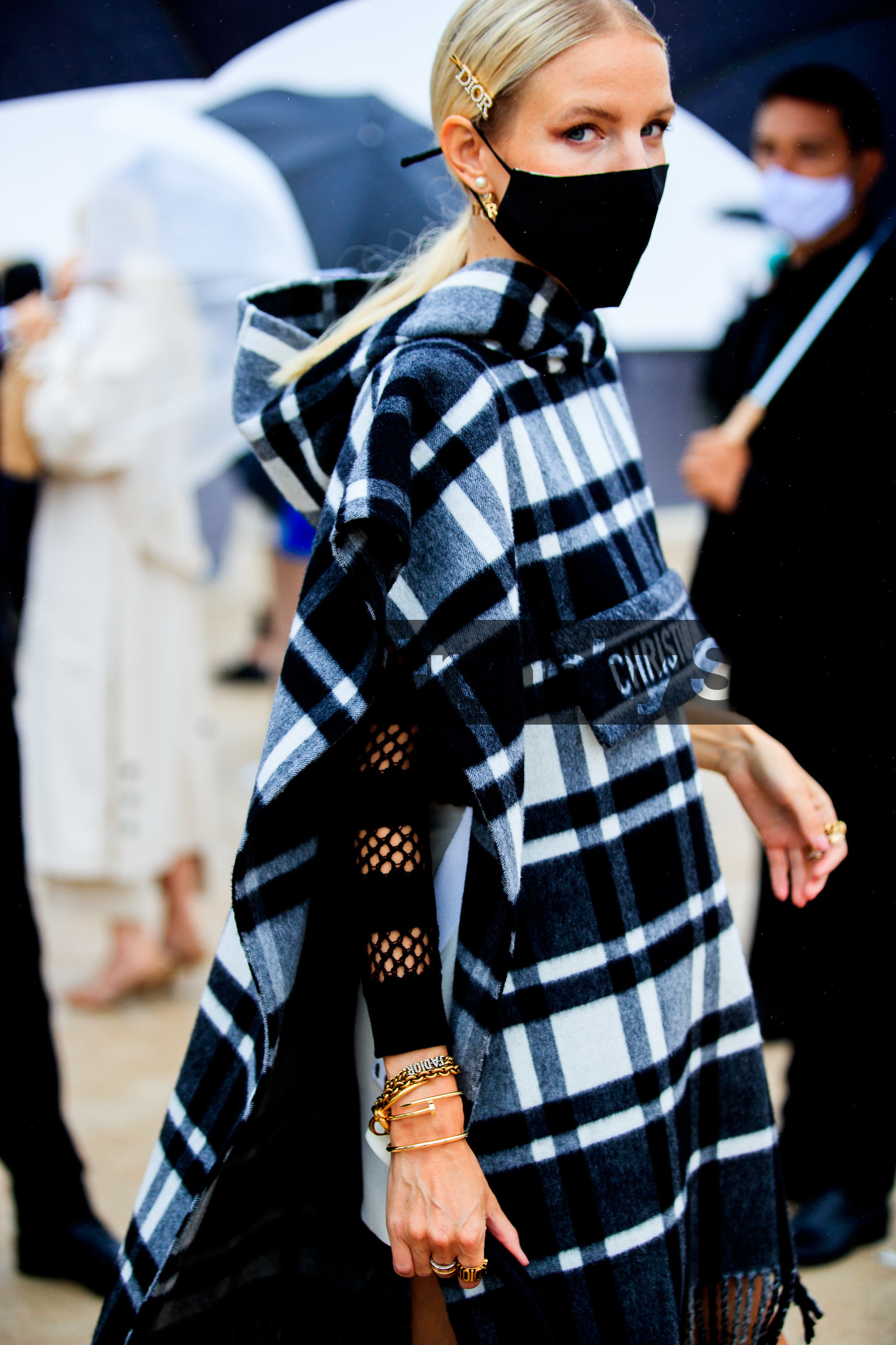 leonie hanne, dior hair clip, dior earrings, dior jacket, dior total look, pearl earrings, golden earrings, golden bracelet, cartier bracelet, cartier clou bracelet, dior bracelet, multi bracelet, black cape, white cape, plaid cape, checked cape, sleeveless cape, logo printed cape, covid face mask, fashion week, frenchystyle, FW, jonathan paciullo, street style, PFW, PARIS, SPRING SUMMER 2021, SS 21, vertical, full length