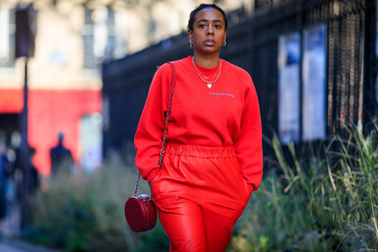 chanel handbag, leather bag, necklace, red bag, red pants, red sweater, tone on tone, total look red, trousers, PARIS, PFW, street style, jonathan paciullo, FW, frenchystyle, fashion week, AUTUMN WINTER 2019-2020, AW 19-20, FALL WINTER 2019-2020, FW 19-20, horizontal, atmosphere details, detail