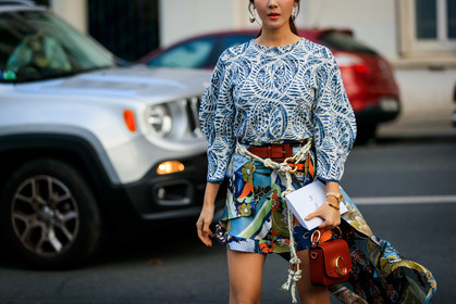 blue top, brown bag, chloé, floral, flowers, graphic shorts, graphic skirt, leather bag, multicolor shorts, printed shorts, printed skirt, printed top, white belt, PARIS, PFW, street style, jonathan paciullo, FW, frenchystyle, fashion week, AUTUMN WINTER 2019-2020, AW 19-20, FALL WINTER 2019-2020, FW 19-20, horizontal, atmosphere details, detail