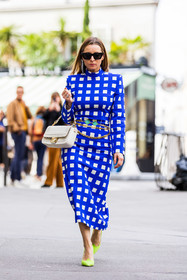 bag, belt, black sunglasses, color, dress, electric blue dress, fendi bag, fluo green heels, gold belt, heels, Julia Comil, leather bag, printed dress, statement earrings, sunglasses, white bag, street style, jonathan paciullo, FW, frenchystyle, fashion week, PFW, PARIS, SPRING SUMMER 2022, SS 22, vertical, full length