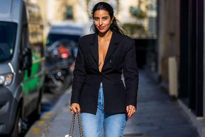 Bettina Looney, black blazer, blazer, blue denim, blue jean, denim, jean, statement blazer, street style, jonathan paciullo, FW, frenchystyle, fashion week, PFW, PARIS, SPRING SUMMER 2022, SS 22, horizontal, atmosphere details