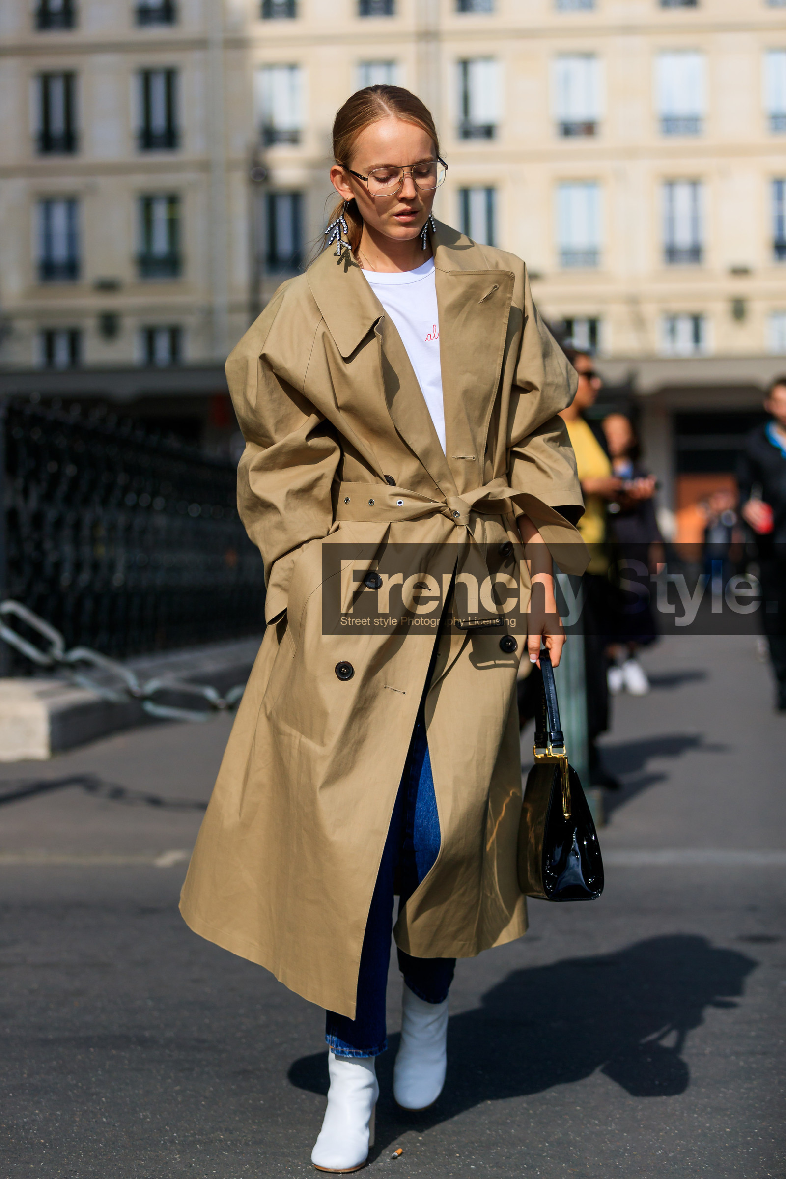 beige coat, black bag, earrings, fashion week, frenchystyle, full length, FW, high heels, jonathan paciullo, leather bag, leather shoes, PARIS, PFW, SPRING SUMMER 2018, SS 18, street style, trench coat, vertical, white boots, white t shirt, alexandra carl