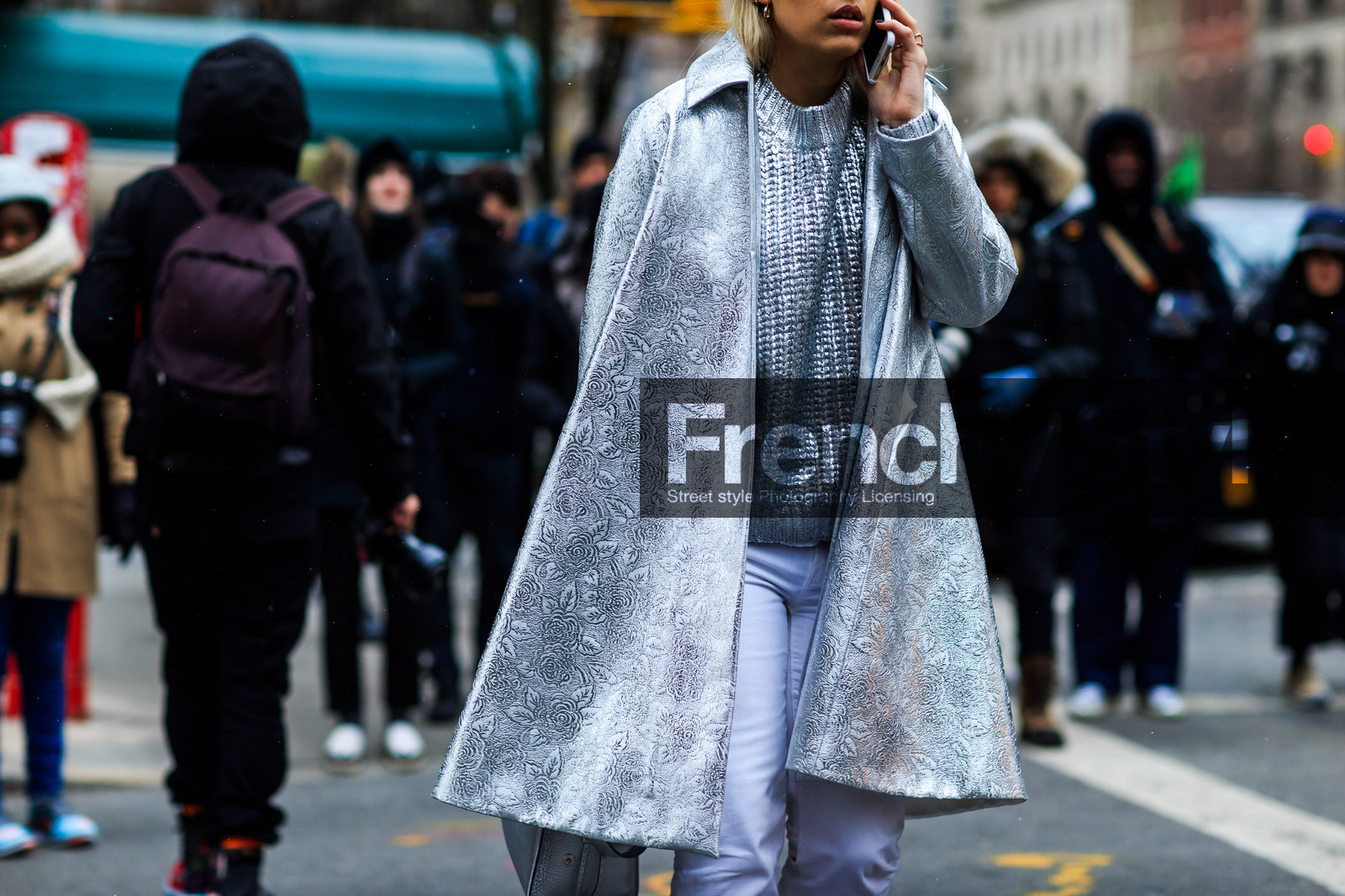atmosphere details, AUTUMN WINTER 2016-2017, AW 16-17, detail, embroidered coat, fashion week, frenchystyle, FW, FW 16-17, horizontal, jonathan paciullo, NEW YORK, NYFW, shiny, silver, silver coat, silver sweater, street style, tone on tone, total look silver, white pants, woman