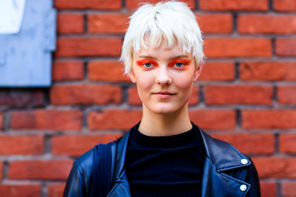 atmosphere details, black jacket, black perfecto, black top, blazer, charlee fraser, detail, dyed hair, eyeliner, eyeshadow, fashion week, frenchystyle, FW, horizontal, jonathan paciullo, leather jacket, leather perfecto, LFW, LONDON, model, portrait, sarah fraser, short hair, SPRING SUMMER 2018, SS 18, street style, tone on tone, total look black