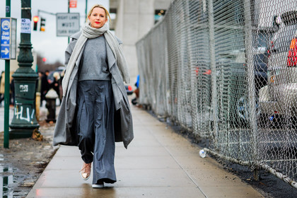 atmosphere details, AUTUMN WINTER 2016-2017, AW 16-17, fashion week, frenchystyle, full length, FW, FW 16-17, grey coat, grey pants, grey scarf, grey sweater, horizontal, jonathan paciullo, leather sneakers, metallic sneakers, NEW YORK, NYFW, oversize, street style, tone on tone, total look grey, trousers, wide pants, woman