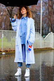 AUTUMN WINTER 2017-2018, AW 17-18, balenciaga, blue denim, blue shirt, denim pants, FALL WINTER 2017-2018, fashion week, frenchystyle, full length, FW, FW 17-18, graphic bag, graphic shirt, jeans, jo ellison, jonathan paciullo, leather shoes, PARIS, PFW, printed bag, printed coat, printed shirt, red bag, reebok, street style, striped bag, striped coat, striped shirt, trousers, vertical, white sneakers