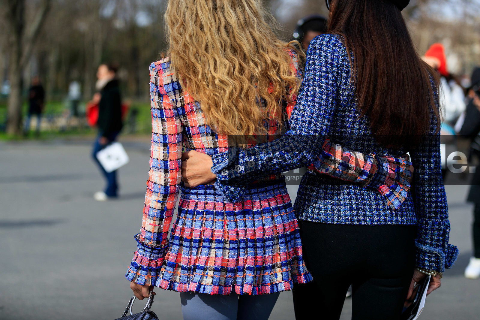 evangelie smyrniotaki, emili sindlev, blue jacket, checked jacket, tweed jacket, black beret, black hat, back details, close up detail, pink jacket, purple jacket, lilac jacket, orange jacket, multicolor jacket, chanel jacket, fashion week, frenchystyle, FW, jonathan paciullo, street style, PFW, PARIS, horizontal, atmosphere details, detail