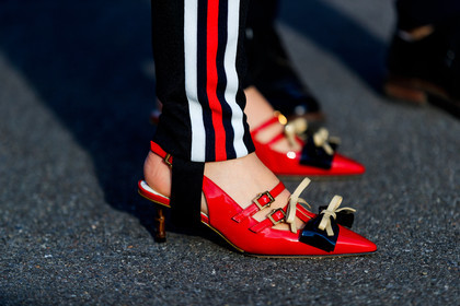 black pants, graphic pants, gucci, high heels, leather shoes, printed pants, red shoes, stripes, trousers, varnished leather shoes, fashion week, frenchystyle, FW, jonathan paciullo, street style, MFW, MILAN, AUTUMN WINTER 2018-2019, FALL WINTER 2018-2019, FW 18-19, horizontal, atmosphere details, yuwei zhangzou