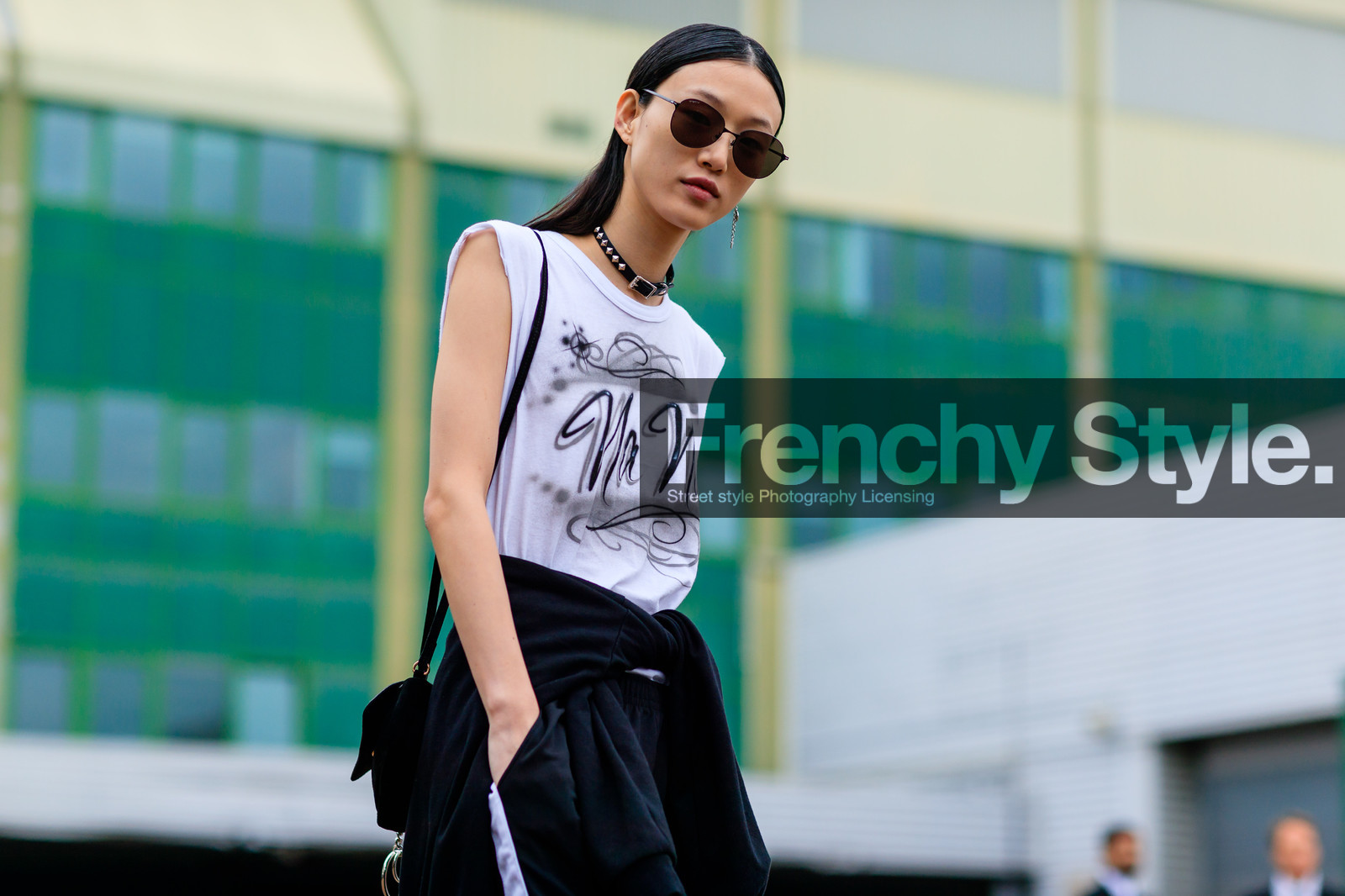 atmosphere details, black bag, black pants, black sweater, choker, detail, fashion week, frenchystyle, FW, horizontal, jonathan paciullo, LFW, LONDON, model, necklace, printed t shirt, sora choi, SPRING SUMMER 2017, SS 17, street style, sunglasses, sweatpants, tied up sweater, trousers, white t shirt, woman