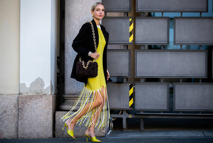 black jacket, yellow dress, light green dress, white dress, fringe dress, mid long dress, asymetrical dress, suede bag, plaited bag, big chain strap bag, golden chain strap bag, golden earrings, hoop earrings, chain earrings, light green slippers, light green sandals, bottega veneta bag, leonie hanne, street style, jonathan paciullo, FW, frenchystyle, fashion week, MFW, MILAN, SPRING SUMMER 2021, SS 21, horizontal, atmosphere details, full length