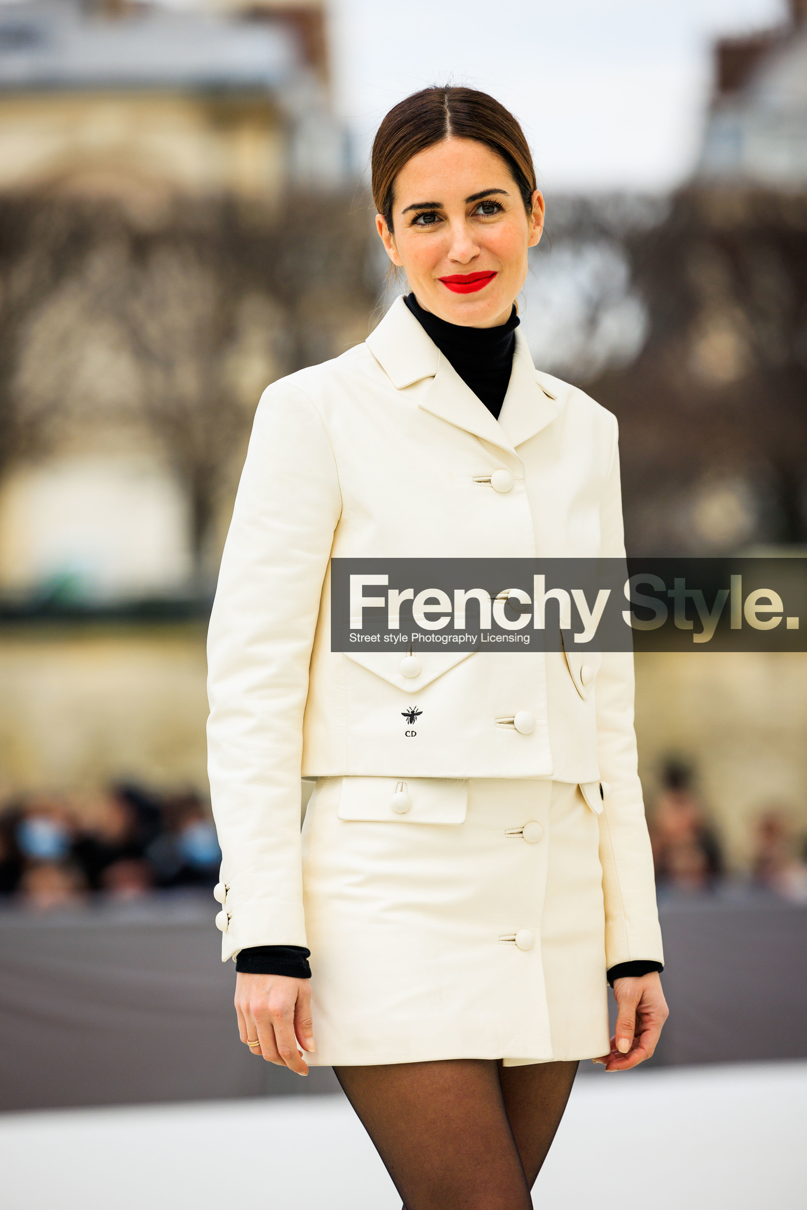 red lips, dior, white look: black turtle neck, buttoned skirt, white skirt, black sheer stockings, black ballerinas, dior ballerinas, white jacket buttoned jacket, gala gonzalez, fashion week, frenchystyle, FW, jonathan paciullo, street style, AUTUMN WINTER 2022-2023, FALL WINTER 2022_2023, FW 22-23, PFW, PARIS, vertical, detail