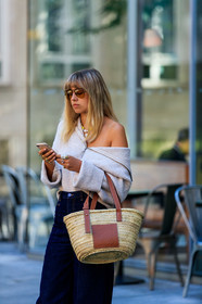 aviator sunglasses, loewe bag, basket bag, oversize pull, beige pull, multi rings, golden rings, shell ring, denim, jeans, smiley necklace, fashion week, frenchystyle, FW, jonathan paciullo, street style, vertical, detail, atmosphere details