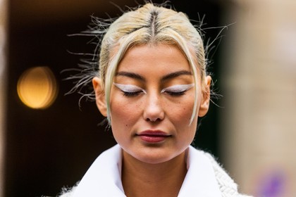 Amalie Gassmann, close up, collar, detail, eyeliner, makeup, white eyeliner, white shirt, street style, jonathan paciullo, FW, frenchystyle, fashion week, PFW, PARIS, SPRING SUMMER 2022, SS 22, horizontal, atmosphere details
