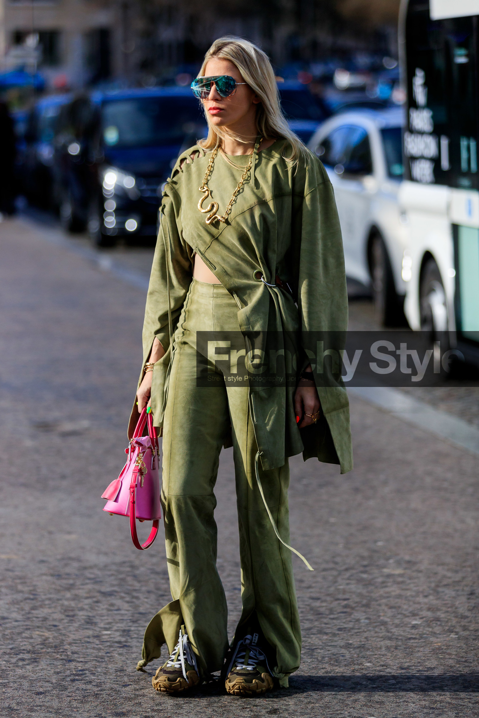 kaki top, kaki pants, kaki suede pants, kaki suede top, suede pants, suede top, asymmetrical top, long sleeves top, lace top, aviator sunglasses, metalic frame sunglasses, blue sunglasses, mirror sunglasses, golden necklace, long necklace, big chain necklace, animal shape necklace, pink leather bag, hand bag, cropped top, split sleeves, split pants, acne studios shoes, kaki sneakers, fashion week, frenchystyle, FW, jonathan paciullo, street style, PFW, PARIS, AUTUMN WINTER 2020-2021, FALL WINTER 2020-2021, FW 20-21, vertical, full length