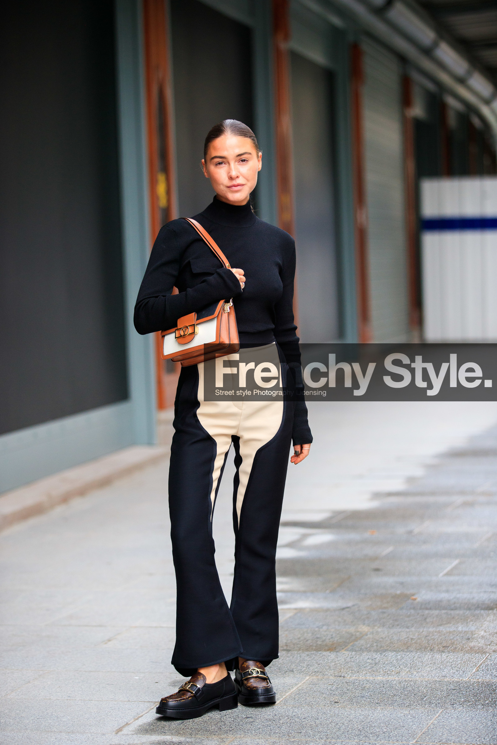 sophia roe, jodhpur pantalon, black pants, black pullover, turtleneck pullover, beige pants, bicolor pants, camel leather bag, white leather bag, black leather bag, shoulder bag, monogrammed shoes, louis vuitton shoes, louis vuitton loafers, PARIS, PFW, fashion week, frenchystyle, FW, jonathan paciullo, street style, SPRING SUMMER 2021, SS 21, vertical, full length