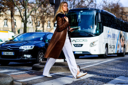 atmosphere details, AUTUMN WINTER 2017-2018, AW 17-18, brown coat, chloe, FALL WINTER 2017-2018, fashion week, frenchystyle, full length, FW, FW 17-18, horizontal, jonathan paciullo, leather coat, leather shoes, PARIS, PFW, street style, trousers, white pants, white sneakers, white top