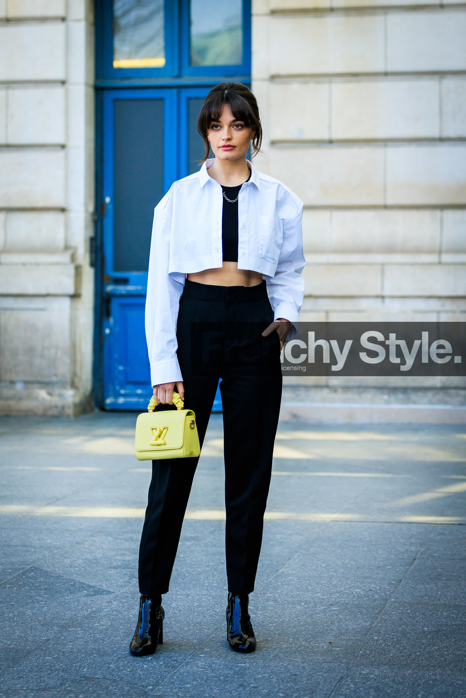fringe hair, cropped jacket, louis vuitton, white jacket, black top, black trousers, high waist pants, yellow handbag, louis vuitton bag, logo bag, black bottines, emma mackey, street style, jonathan paciullo, FW, frenchystyle, fashion week, AUTUMN WINTER 2022-2023, FALL WINTER 2022_2023, FW 22-23, PFW, PARIS, full length, vertical