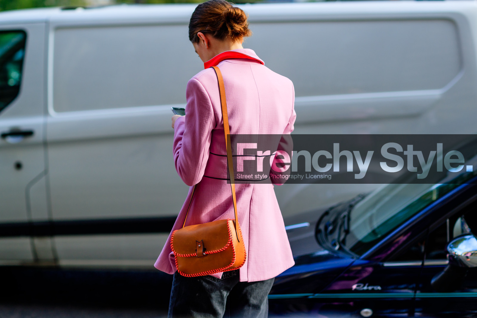 atmosphere details, back detail, black denim, camel bag, denim pants, detail, fashion week, frenchystyle, FW, horizontal, jeans, jonathan paciullo, leather bag, PARIS, PFW, pink coat, SPRING SUMMER 2017, SS 17, street style, trousers